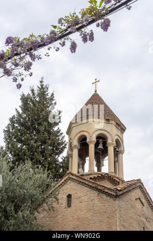 La tour de la cathédrale Sioni de Tbilissi (église orthodoxe géorgienne) dans le centre historique de Tbilissi, capitale de la Géorgie. Banque D'Images