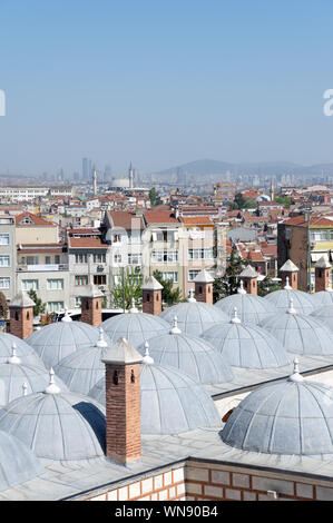 Vaste complexe de la Mosquée Sultan Mihrimah sur la sixième Hill d'Istanbul (Turquie) à Edirnekapi actuel par l'architecte Mimar Sinan avec vue sur la ville. Banque D'Images