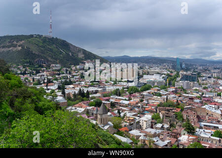 Vue depuis la forteresse de Narikala la vieille et la nouvelle ville de Tbilissi en Géorgie Banque D'Images