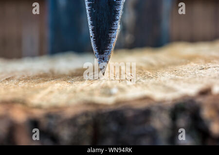 Sharp ax hits et divise le bois d'un tronc d'arbre Banque D'Images