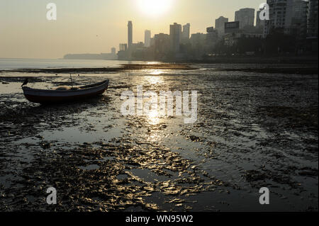 12.12.2011, Mumbai, Maharashtra, Inde, Asie - Coucher de soleil sur la plage de Chowpatty avec la silhouette de la colline de Malabar city skyline dans la toile. Banque D'Images