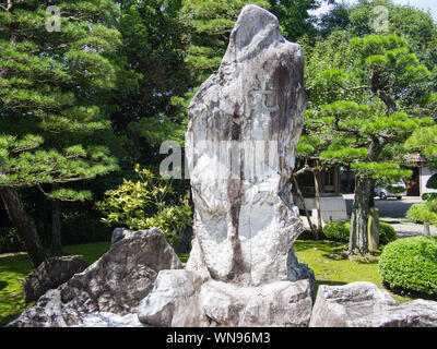 Un monument pour commémorer la restauration de la temple principal d'Izumi Shrine à Suizen-ji Joju-en le 3 septembre 2019 à Kumamoto. Banque D'Images