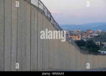 Vue de la ville palestinienne Baqa ash-Sharqiyya israélienne de l'autre côté de la barrière de Cisjordanie en passant par l'est de la ville arabe de Baqa al-Gharbiya ou Baqa al-Gharbiyyein situé juste à l'intérieur de la Ligne verte d'avant 1967, Israël Banque D'Images