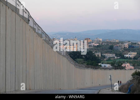 Vue de la ville palestinienne Baqa ash-Sharqiyya israélienne de l'autre côté de la barrière de Cisjordanie en passant par l'est de la ville arabe de Baqa al-Gharbiya ou Baqa al-Gharbiyyein situé juste à l'intérieur de la Ligne verte d'avant 1967, Israël Banque D'Images