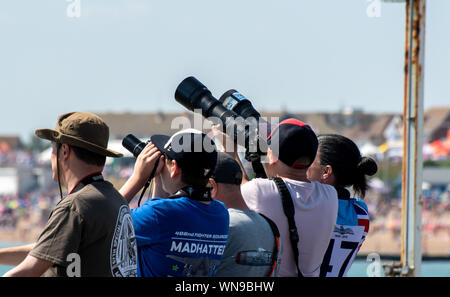 Clacton Royaume-uni 23 Août 2019 - : photographes pointant d'objectifs zoom ciel à Clacton gratuitement airshow Banque D'Images