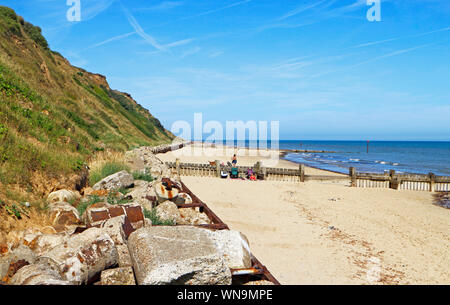 Une vue de l'ouest des falaises et plage de la station balnéaire de Mundesley, Norfolk, Angleterre, Royaume-Uni, Europe. Banque D'Images