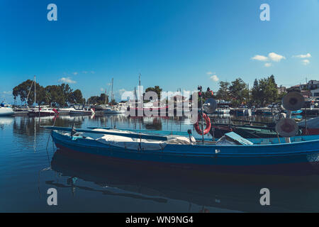 Petit port grec avec des bateaux de pêche dans le Golfe Ambracique, Grèce Banque D'Images