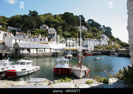 L'arrière-port de Polperro, à Cornwall, UK : un joli village traditionnel de pêcheurs en été, avec des bateaux sur leurs amarres Banque D'Images