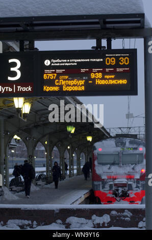 La gare Vitebsky,Saint Petersburg, Russie - le 24 janvier 2019 : tableau de bord lumineux avec les horaires des trains en russe et des chevauchements dans les FRA Banque D'Images