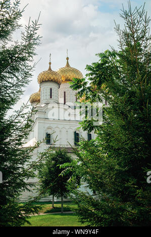 Sainte Trinité monastère Ipatiev, à l'aube. Monastère Ipatiev dans la partie ouest de Kostroma sur les bords de la même rivière, près de son confluent avec la Banque D'Images