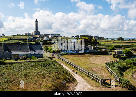 Île de Batz, France - 31 juillet 2018 : vue sur l'île de Batz et le phare d'une journée ensoleillée de l'été Banque D'Images
