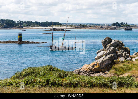 Roscoff, France - 31 juillet 2018 : ancien bateau à voile dans la baie de Roscoff de l'île de Batz Banque D'Images