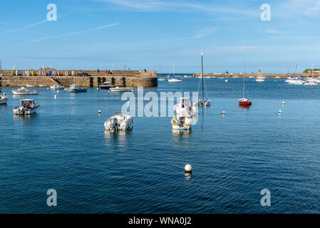 Roscoff, France - 31 juillet 2018 : Bateaux dans le port d'une journée ensoleillée d'été, à marée haute Banque D'Images