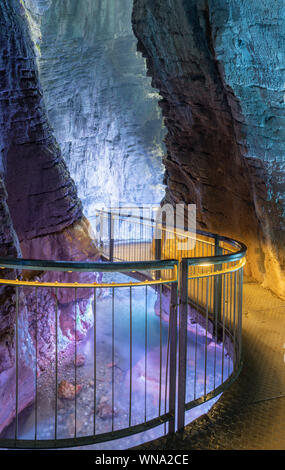 La cascade dans cave Cascata Varone près de la Riva del Garda et le lac Lago di Garda. Banque D'Images