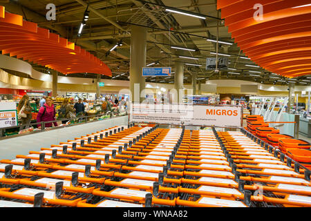 ZURICH, SUISSE - circa 2018 : octobre à chariots de supermarché Migros à Zurich Aéroport International. Migros est la plus importante de Suisse retail comp Banque D'Images