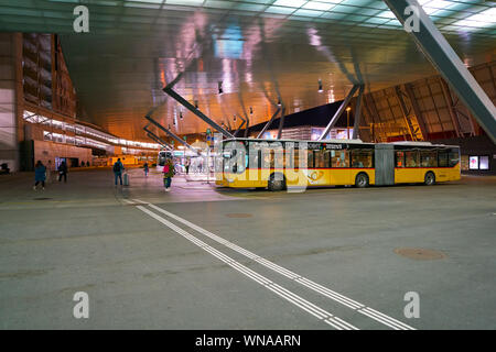 ZURICH, SUISSE - circa 2018, octobre : l'Aéroport International de Zurich dans la nuit. Banque D'Images