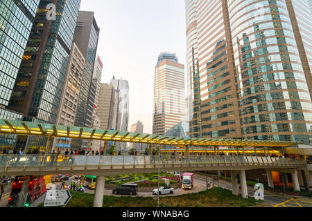 HONG KONG, CHINE - circa 2019, janvier : Hong Kong dans la soirée. Banque D'Images