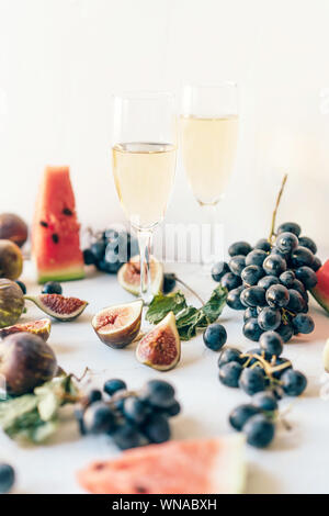 Deux verres de champagne et fruits Banque D'Images