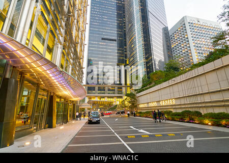 HONG KONG, CHINE - circa 2019, janvier : Hong Kong dans la soirée. Banque D'Images