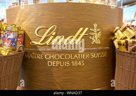 ZURICH, SUISSE - circa 2018 : OCTOBRE, signe dans un magasin Lindt dans l'Aéroport International de Zurich. Banque D'Images