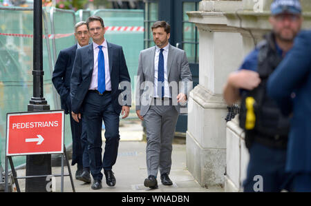 Les députés conservateurs John Redwood (Wokingham) Steve Baker (Wycomb) et Stephen Crabb (Pembrokeshire amenée) arrivent à Downing Street pour un rassemblement à N Banque D'Images