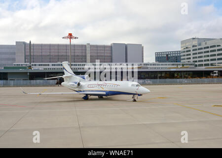 ZURICH, SUISSE - circa 2018, octobre : un avion à l'Aéroport International de Zurich. Banque D'Images