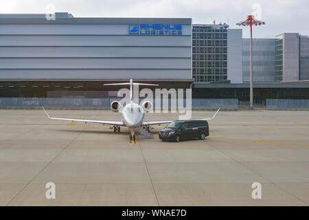 ZURICH, SUISSE - circa 2018, octobre : un avion à l'Aéroport International de Zurich. Banque D'Images