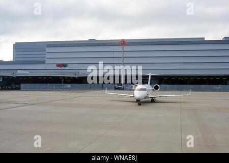 ZURICH, SUISSE - circa 2018, octobre : un avion à l'Aéroport International de Zurich. Banque D'Images