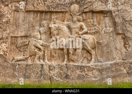 Triomphe de Shapur I sur l'empereur romain Valérien (241-272), l'allégement des Sassanides, de Naqsh-e Rostam, nécropole, la province du Fars, Iran Banque D'Images