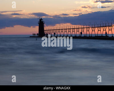 Le phare de South Haven, comme le soleil se couche et le 'photographers' arrivent Banque D'Images