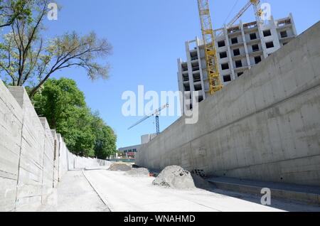 Haut lieu de travail à l'intérieur de grues avec de grands bâtiments en construction sous un ciel sans nuages bleu Banque D'Images