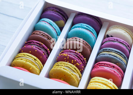 Assortiment de macarons multicolores sont différentes dans la boîte en carton avec la vue de dessus. Banque D'Images