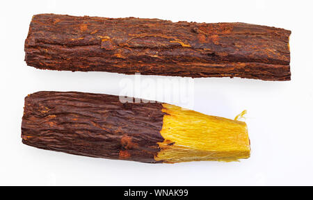 Groupe de réglisse bâton de réglisse racine naturelle (bars). Paloduz ou usine de réglisse (Glycyrrhiza glabra, orozuz). Isolé sur fond vert. Banque D'Images