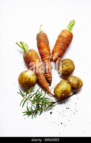 Les carottes et les pommes de terre biologiques de différentes formes Banque D'Images