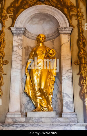 L'Angleterre, Londres, Kensington, Kensington Palace, le King's appartements d'État, la Coupole Prix, Gold Statue de déesse romaine mythologique Banque D'Images