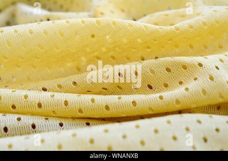Maille Jaune sport wear textile tissu motif de fond. Couleur jaune maillot de football tissu de vêtements de sport de texture. Poreux perméable à l'porifero Banque D'Images