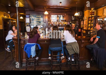 L'Angleterre, Londres, Southwark, London Bridge, les femmes assis au bar de l'ancre sur Sam Smiths Pub Banque D'Images