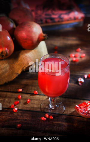 Verre de jus de grenade avec fruits frais,The Moody Banque D'Images