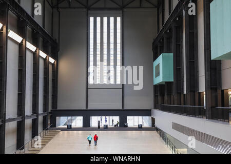 L'Angleterre, Londres, Southwark, Bankside, Tate Modern Art Gallery, vue de l'intérieur de la Turbine Hall Banque D'Images