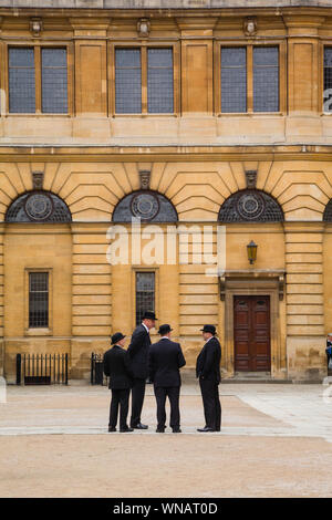 Les gendarmes de la police de l'université d'Oxford ou les Bulldogs d'Oxford portant des chapeaux de bocal attendent devant la cérémonie annuelle d'Encaenia par le Sheldonian Theatre Banque D'Images