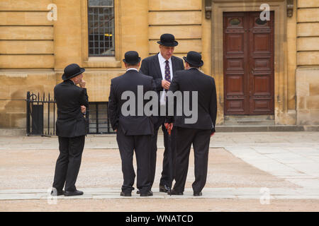 Les gendarmes de la police de l'université d'Oxford ou les Bulldogs d'Oxford portant des chapeaux de bocal attendent devant la cérémonie annuelle d'Encaenia par le Sheldonian Theatre Banque D'Images