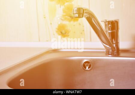 Méné propre vide et d'évier de cuisine robinet de l'eau fermer jusqu'à l'intérieur Banque D'Images