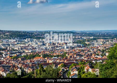 Allemagne, vue imprenable sur les toits de la ville de Stuttgart et la ville de Santiago de Chile square dans le district degerloch au dessus des toits Banque D'Images