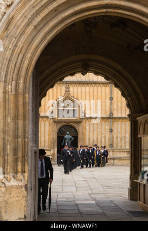 La procession annuelle pour la cérémonie Encaenia dans Old School quad par la Bodleian Library, Oxford Banque D'Images