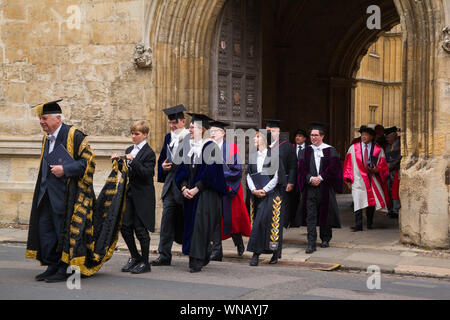 Le chancelier de l'Université d'Oxford, Lord Christopher Patten dirige une partie de la procession Encaenia à partir de Old School Quad et de la Bodleaian Library Banque D'Images