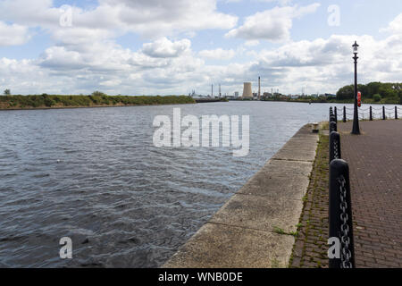 Le Manchester Ship Canal à Ellesmere Port dans Cheshire Angleterre terminée en 1893 qui relie la ville de Manchester à la mer d'Irlande Banque D'Images