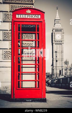 La célèbre cabine téléphonique de Londres avec le Big Ben clock tower en arrière-plan Banque D'Images