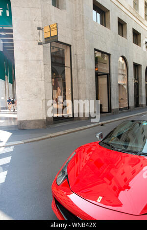 L'Italie, Lombardie, Milan, signe de la rue Via Monte Napoleone et voiture Ferrari Banque D'Images