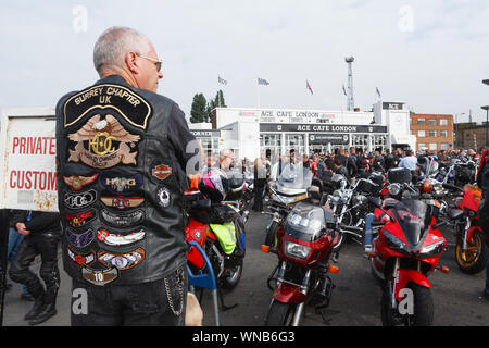 Ace Cafe Reunion, Brighton Burn Up, rassemblement de masse des motocyclistes à Ace, Ace Cafe Corner, Stonebridge, au nord de Londres avant de se rendre à Brighton. L Banque D'Images