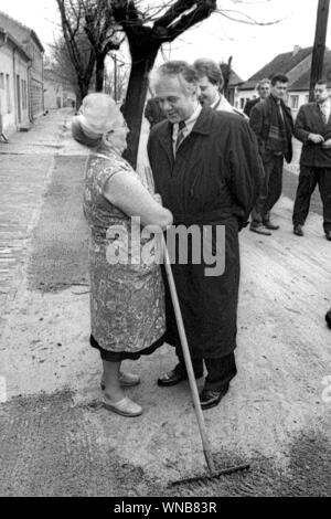 01 janvier 1992, Berlin, Wusterwitz : états fédéraux/Brandebourg/3/1992 Le sud du Brandebourg, Dorf Wusterwitz : Premier État Manfred Stolpe, SPD, fait un voyage circulaire. Ici avec un citoyen. Meilleure qualité d'image possible, date de prise de vue exacte inconnue. Photo : Paul Glaser/dpa-Zentralbild/ZB Banque D'Images